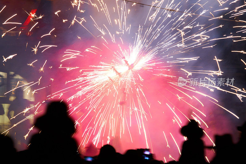 加泰罗尼亚Correfoc -街道上的传统烟花节